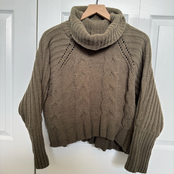 moon & madison Sweaters - Moon and Madison green Sweater Turtleneck size xs